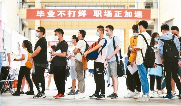 全面落实社保制度会对中国目前高失业率造成何种影响仍待观察。图为求职者排队等待面试。(新华社)