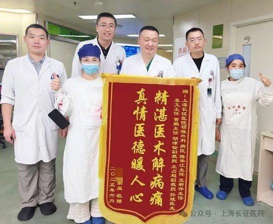 陈华江教授、王新伟教授与麻醉科团队紧密协同完成手术。（取材自极目新闻）