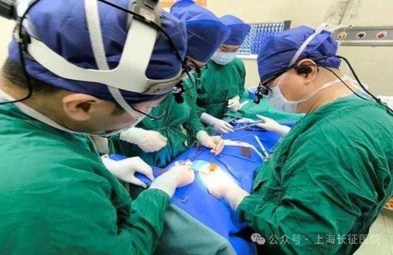 陈华江教授、王新伟教授与麻醉科团队紧密协同完成手术。（取材自极目新闻）