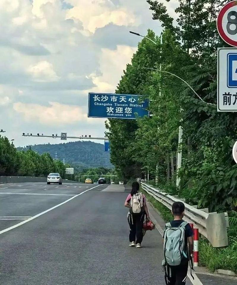 吴先生带一儿一女从深圳徒步回长沙。(视频截屏)