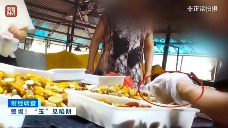 河南石佛寺镇和田玉交易集散地传出以次充好的造假消息。(取材自央视财经)