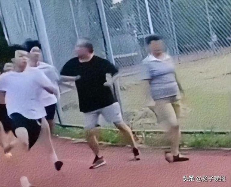 老人肘击跑步学生的胸部。（取材自扬子晚报）