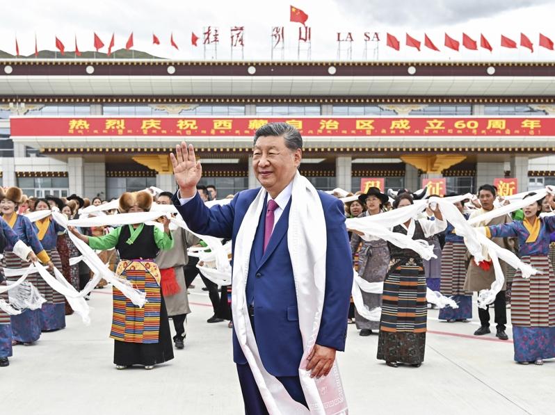 中共总书记习近平率中央代表团乘专机抵达拉萨，出席西藏自治区成立60周年庆祝活动；图为习近平向欢迎群众挥手致意。（新华社）