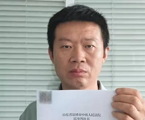 两子非亲生案开庭，大儿子称自己也不想认这种父亲。（视频截屏）