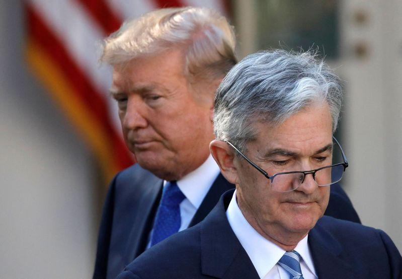 美国总统川普频频胁迫联准会(Fed)主席鲍尔(右)降息,金融时报社评呼吁,鲍尔及其他央行决策高层应趁全球央行年会场合,宣示捍卫决策独立。(路透)