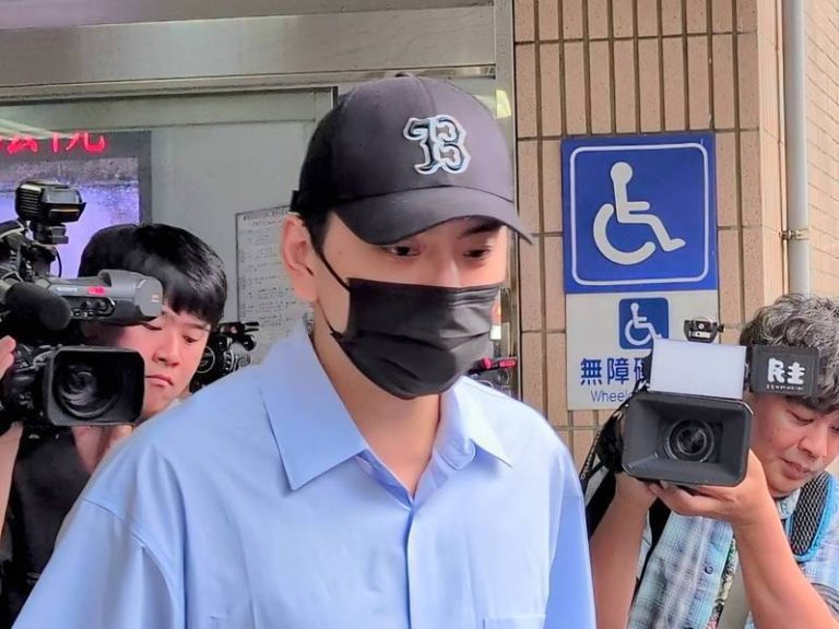 艺人王大陆偷查个资案新北地方法院再度开庭，勘验手机相关微信通话纪录，但他依然不认罪，也拒绝与对方和解。(记者蒋永佑／摄影)
