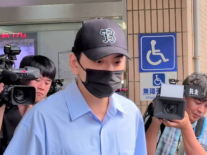 艺人王大陆偷查个资案新北地方法院再度开庭,勘验手机相关微信通话纪录,但他依然不认罪,也拒绝与对方和解。(记者蒋永佑/摄影)
