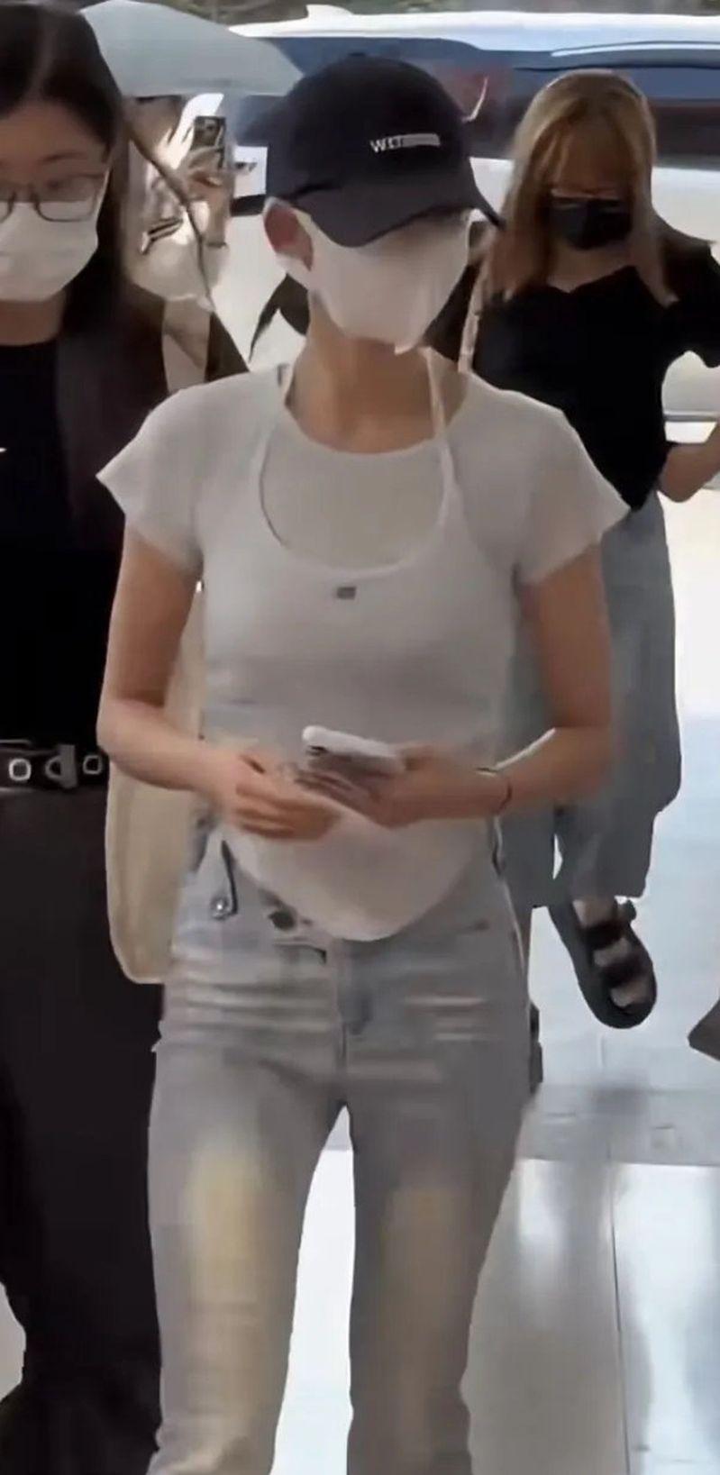 黄杨钿甜沉寂3个月后现身,被发现消瘦了不少。(取菜自微博)