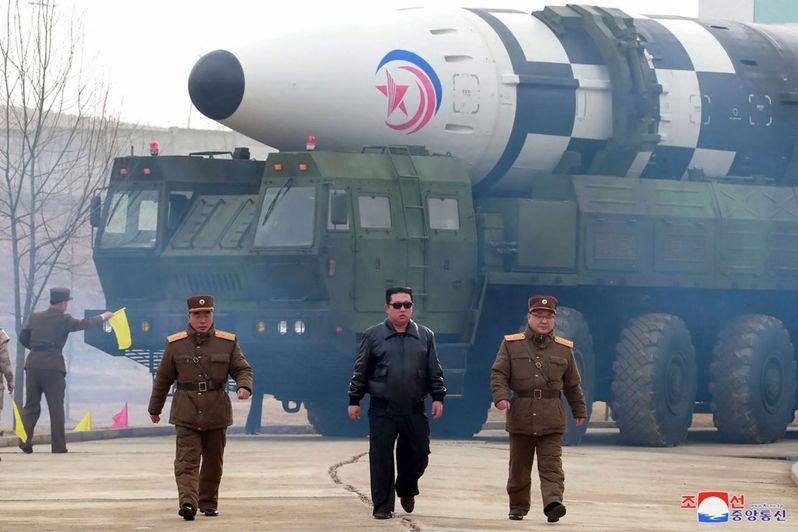 2022年3月24日北韩政府发布的这张照片显示,金正恩在北韩未公开地点视察他的战略部队,据称那是「火星-17」洲际弹道飞弹。(朝中社)