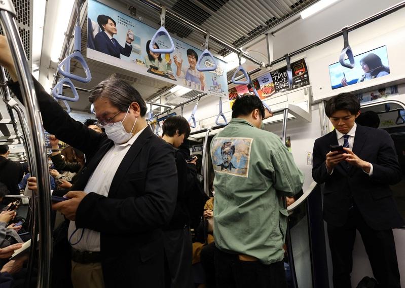 日本爱知县丰明市拟推动立法,将每天使用智能型手机的时间限制在2小时内。示意图(路透)