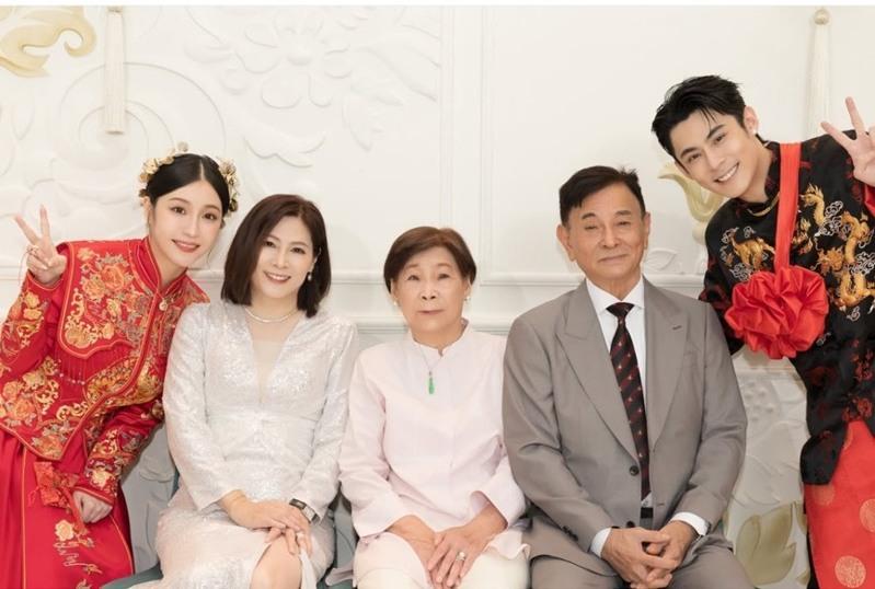 陈奕(右)订婚宴最开心有阿嬷(中)参加。图/摘自IG