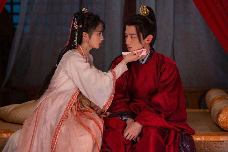 许凯(左)、田曦薇主演古装奇幻爱情剧「子夜归」。（图／Disney+提供）