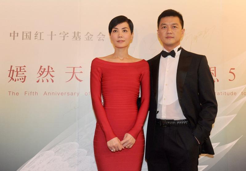李亚鹏(右)与前妻王菲(左)成立嫣然天使儿童医院。(新华社数据照片)