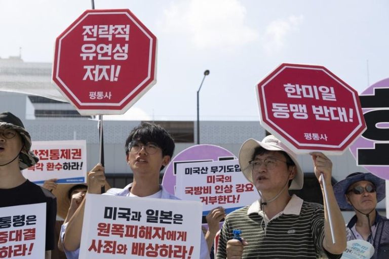李在明这次出访的主要目的是强化韩美日军事同盟，22日首尔街头有民众上街抗议。(欧新社)