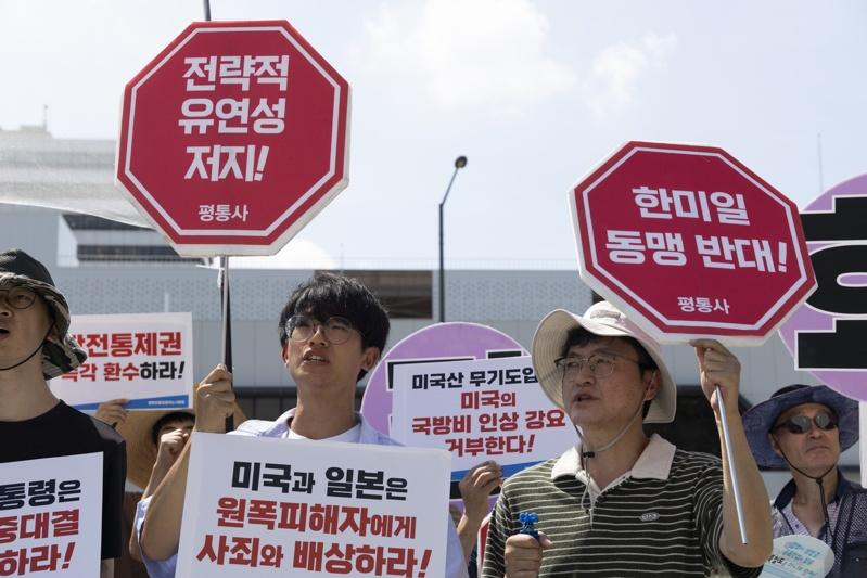 李在明这次出访的主要目的是强化韩美日军事同盟,22日首尔街头有民众上街抗议。(欧新社)