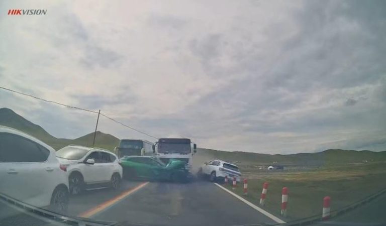 一辆小米YU7，于19日在内蒙赤峰遭到逆向的水泥搅拌车撞击。(取材自快科技)
