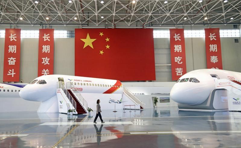 中国商飞今年可能无法按计划交付约75架飞机。图为中国商飞上海飞机设计研究院展示C919(左)、C929的样机。(新华社)