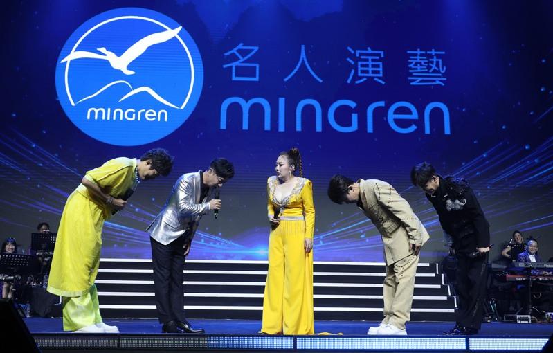 张秀卿(右)和陈随意合唱「爱你的理由」。图／名人演艺事业提供
