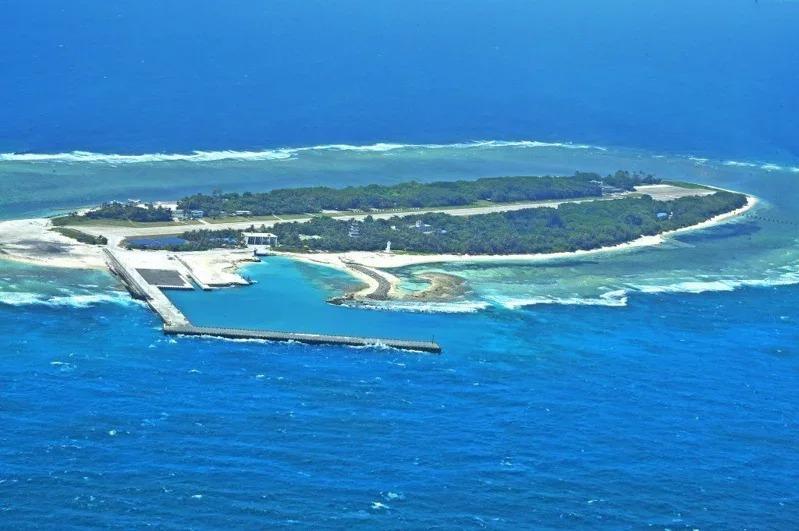 华府智库「战略暨国际研究中心」(CSIS)报告指出,越南今年初以来在有主权争议的南沙群岛八个岛礁开始进行填海造陆扩建工程,规模恐超越宣称拥有几乎整个南海主权的中国大陆。图为南沙群岛中的太平岛,目前为实际管理者为台湾。(图/台湾渔业署提供)
