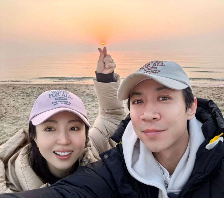 挨轰情绪勒索董璇 二婚夫张维伊:让大家吐槽一下也挺好 董璇(左)再婚张维伊,引起不小关注。(取材自微博)