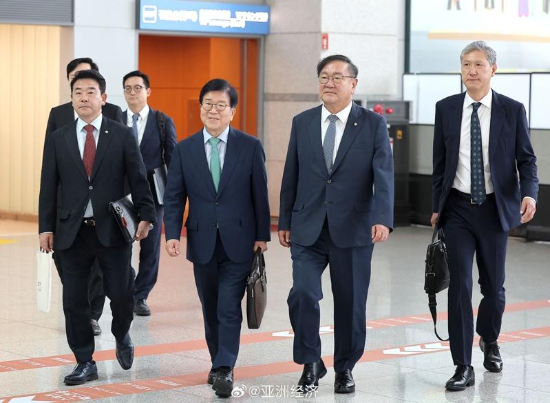韩联社指出,南韩总统特使团24日启程赴中国访问,该特使团由前国会议长朴炳锡担任团长,成员包括执政党共同民主党议员金太年、朴钉,以及南韩已故前总统卢泰愚之子、东亚文化中心理事长卢载宪。(图/取自南韩亚洲经济官方微博)