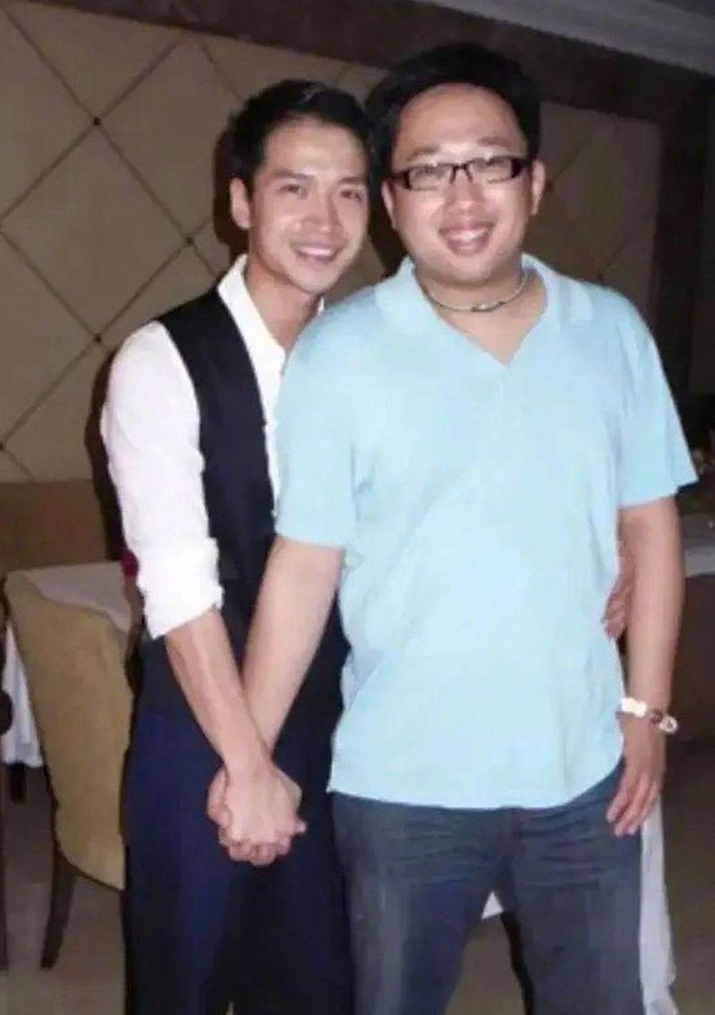 何晟铭是于正首位签约艺人，两人合作了13部剧。(取材自微博)