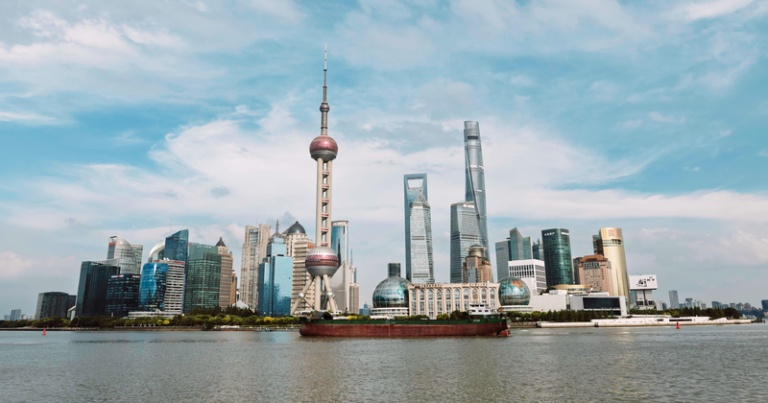 为稳定房地产市场，上海再度松绑住房限购，符条件外环外不限套数。（欧新社）