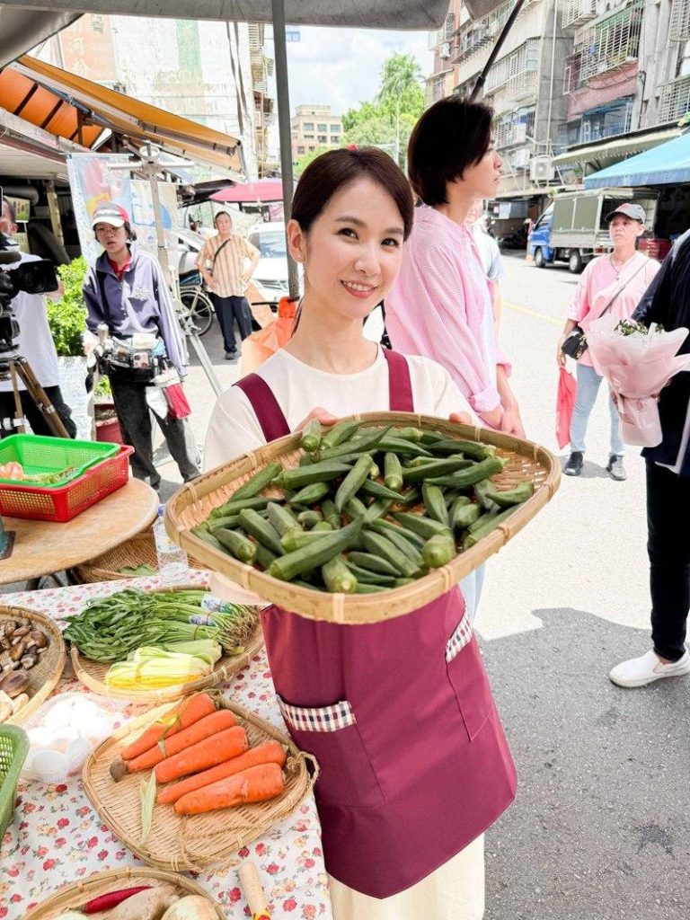 陈小菁跳脱以往屏幕形象，在「百味人生」剧中化身市场卖杏仁茶的摊贩。图／三立提供