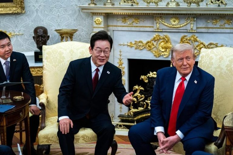 美国总统川普（右）25日在白宫椭圆办公室与会见南韩总统李在明（左）。(欧新社)