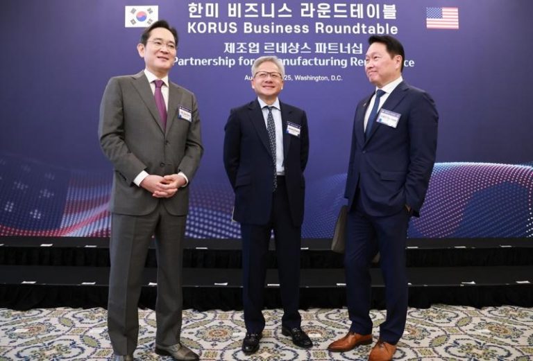 三星电子会长李在镕（左）、SK集团会长崔泰源（右）和辉达（Nvidia）首席执行官黄仁勋，25日出席在美韩企业领袖圆桌会议。(欧新社)