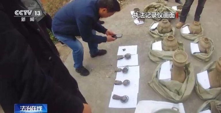 警方清点被盗文物。（央视新闻截屏）