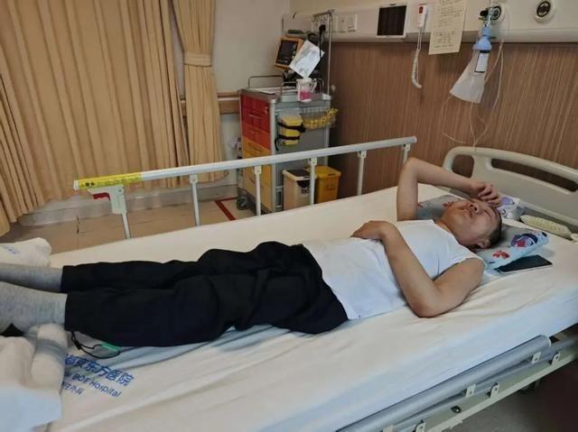 反向折叠180度的山东男孩姜延琛。（取材自成都京东方医院）