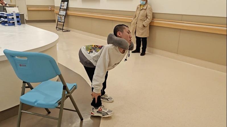 反向折叠180度的山东男孩姜延琛。(取材自成都京东方医院)