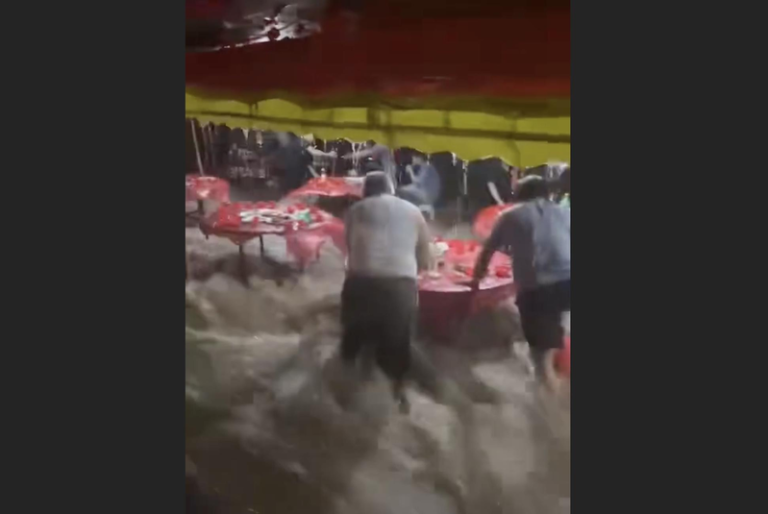 山西日前有民众举办「婚前宴」却遇上暴雨，一场喜宴秒成「流水席」。（极目新闻影片截屏）