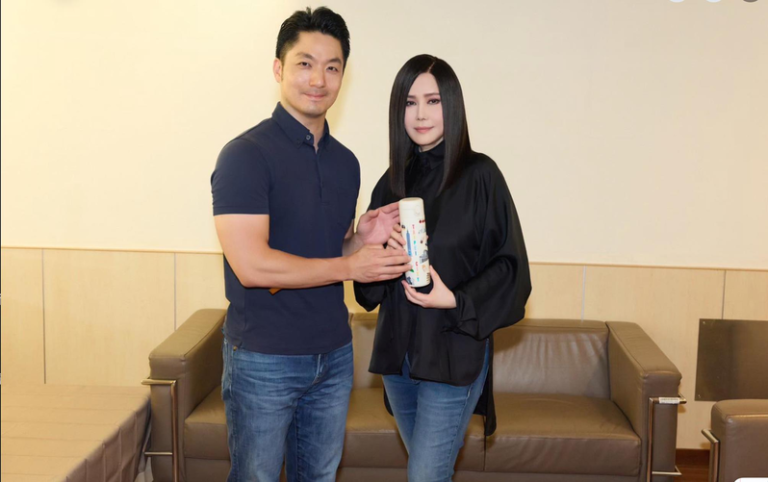 晒合照…蒋万安化身粉丝听江蕙演唱会 网友:真羡慕 台语天后江蕙展开「2025江蕙演唱会,今晚在台北小巨蛋开唱,市长蒋万安也跟太座化身粉丝,聆听江蕙温暖的歌声。蒋万安晚间在脸书晒出他与二姐的合照,许多网友留言真羡慕!图/引用自蒋万安脸书