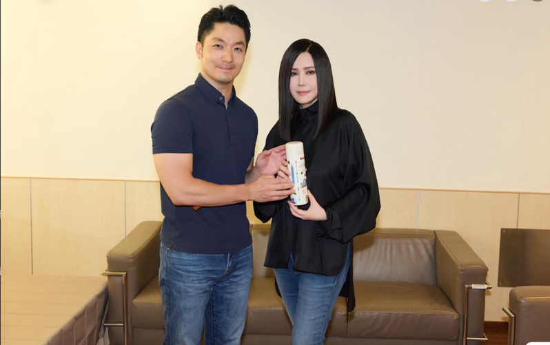 台语天后江蕙展开「2025江蕙演唱会,今晚在台北小巨蛋开唱,市长蒋万安也跟太座化身粉丝,聆听江蕙温暖的歌声。蒋万安晚间在脸书晒出他与二姐的合照,许多网友留言真羡慕!图/引用自蒋万安脸书