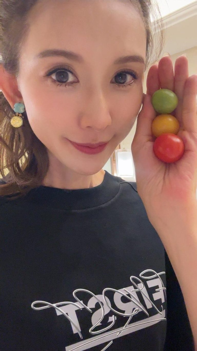 林志玲晒出小蕃茄自拍。（取材自林志玲脸书）
