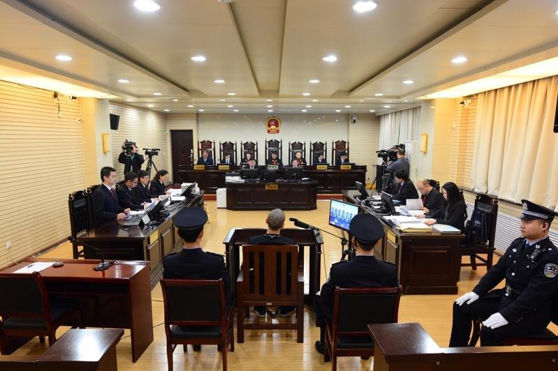 男子因不满女儿嫁给相差近50岁的老头,竟买凶杀人。图为法院庭审示意图。(中新社数据照片)