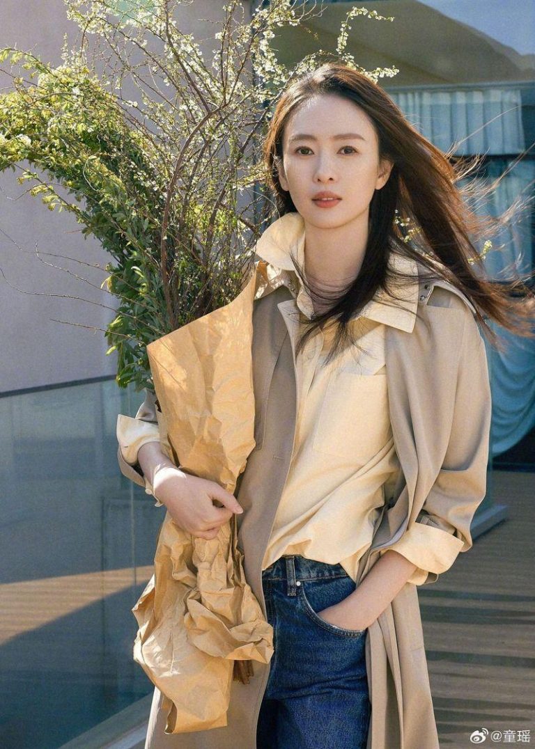 童瑶近日被拍到与男子动作亲密，但网友认为「姊妹情」的可能性较大。（取材自微博）