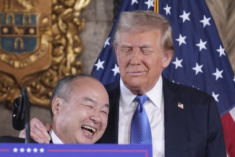 软银首席执行官孙正义（左）在去年川普（右）刚胜选时便宣布要投资美国1,000亿美元，据传他也在今年美日贸易谈判中扮演重要角色。（ 美联社）