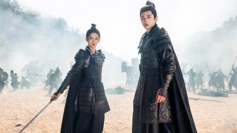 周也(左)、丞磊在「锦月如歌」携手征战沙场。(爱尔达电视 提供)