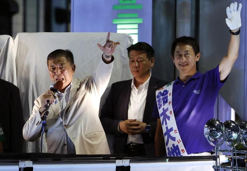 日相石破茂(左)于7月参院选举之前,突然宣布将全民普发现金2万日圆。(欧新社)