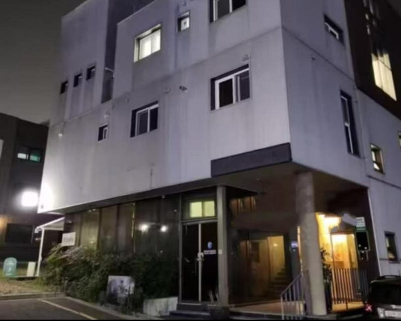 订房App上显示河某某民宿的房间内部照片。(取材自红星新闻)