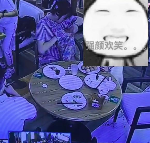女子因当着自己年幼女儿的面将20多个熟鸡蛋逐一捏碎，扔在餐桌后离去。(视频截屏)