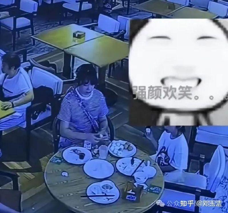 女子因当着自己年幼女儿的面将20多个熟鸡蛋逐一捏碎,扔在餐桌后离去。(视频截屏)