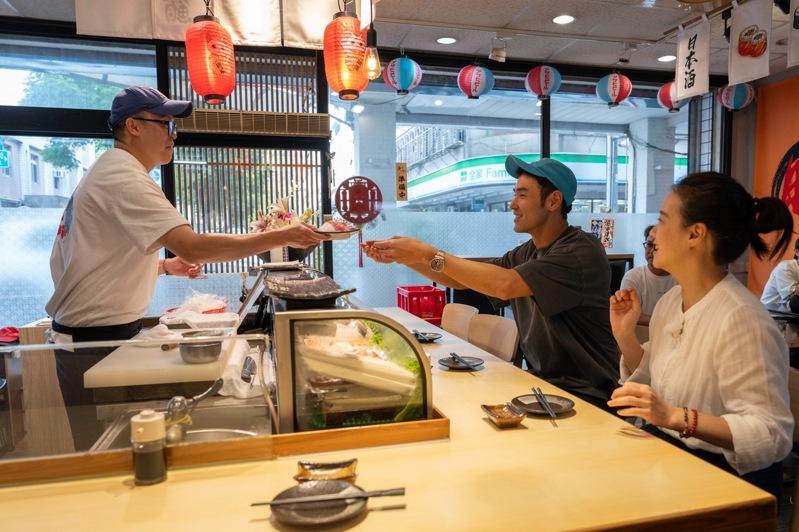 阮经天带着曾宝仪走进自己的生活圈。图／三立提供