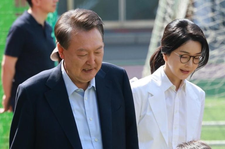 图为南韩前总统尹锡悦与妻子金建希今年6月联袂投票选总统。(欧新社)