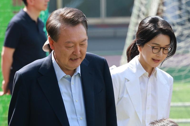 图为南韩前总统尹锡悦与妻子金建希今年6月联袂投票选总统。(欧新社)