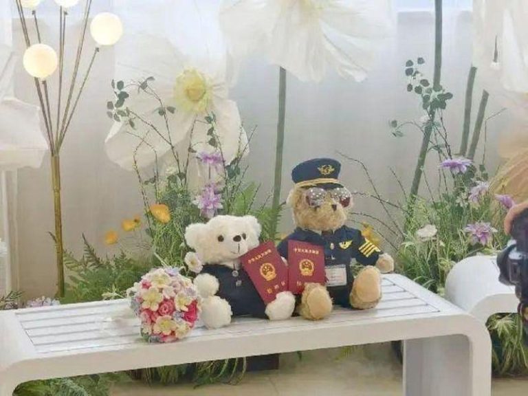 彤彤收到了陈伟和晓慧的结婚邀请函。(取材自新闻晨报)