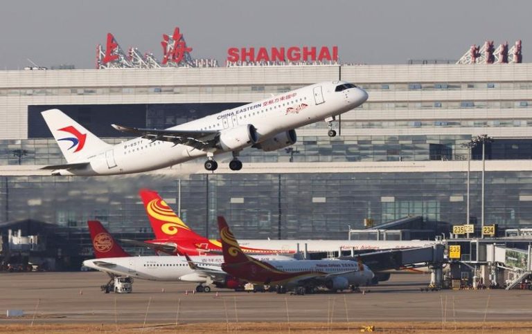 中国三大航上半年仍亏损， 国航第二季率先转亏为盈；民航市场下半年或延续量增价跌态势。（新华社）